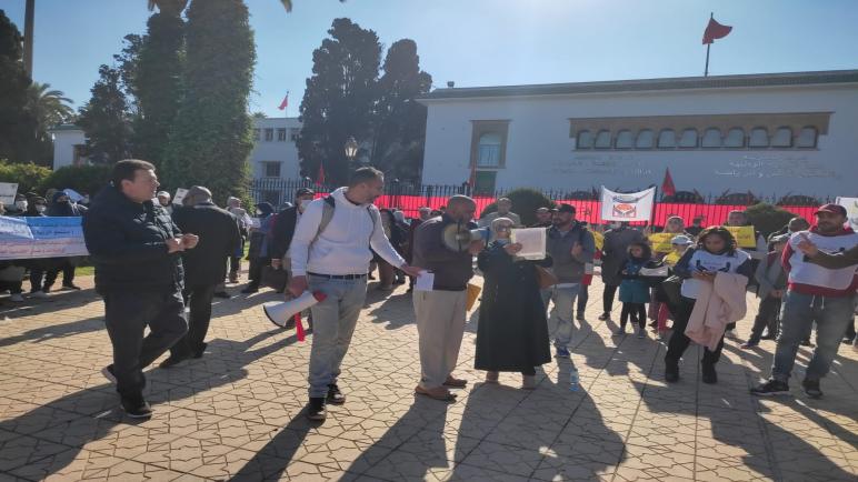 خاضت التنسيقية الوطنية لأساتذة الزنزالة 10 وقفة احتجاجية أمام مقر وزارة التربية الوطنية