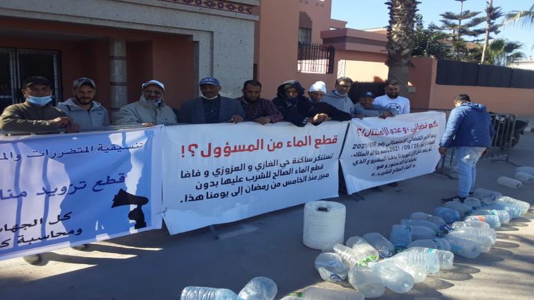 القليعة: مواطنون يعتصمون بالباشوية بسبب حرمانهم من الماء الشروب