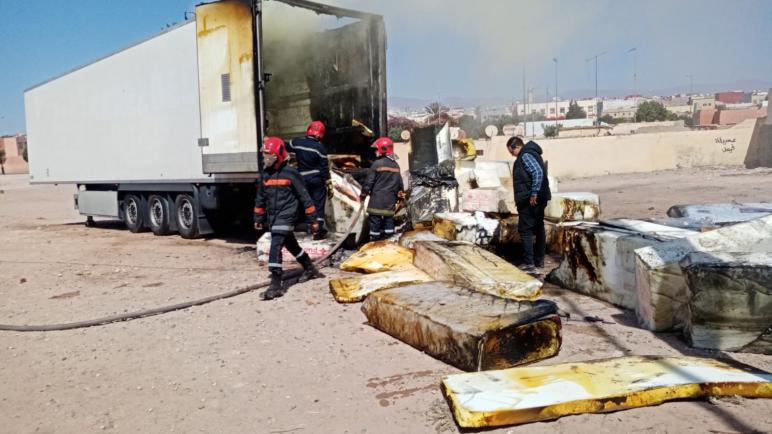 اندلاع حريق في شاحنة محملة بالإسفنج والأفرشة بالقرب من ثانوية عمر الخيام الدشيرة الجهادية