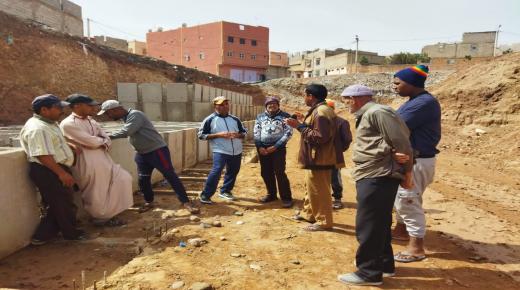 ساكنة ضفة وادي سوس بحي ازرو ضواحي ايت ملول تشتكي جراء توقف اشغال بناء الحاجز الوقائي بجانب بيوتهم السكنية