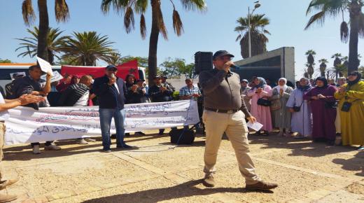 شغيلة القطاع السياحي يحتجون أمام أحد الوحدات الفندقية بأكادير لتسوية وضعيتهم القانونية