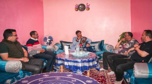 طاقم جريدة مشاهد بريس في زيارة خاصة للفنان حسن بردوز الملقب ب (عمي حسون) بمنطقة أولاد جرار بإقليم تزنيت بعد اجراء عملية لبثر رجله اليمنى بالمستشفى الجهوي الحسن الثاني باكادير