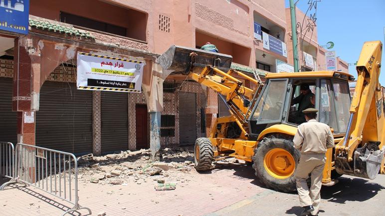 المجلس الجماعي لأيت ملول والسلطات المحلية تباشر هدم الأقواس المتهالكة المشيدة بمدخل أيت ملول