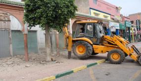 جماعة ايت ملول والسلطات الملحية تواصل التدخل الاستعجالي لهدم الأقواس المهددة بالانهيار و المشيدة على طول الواجهة المطلة على شارع محمد الخامس و شارع الحسن الثاني