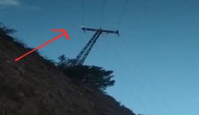 نيران مشتعلة بأحد الأعمدة الكهربائية بمنطقة تزارين تنالت أمام مرأى ومسمع السلطات المحلية والاقليمية