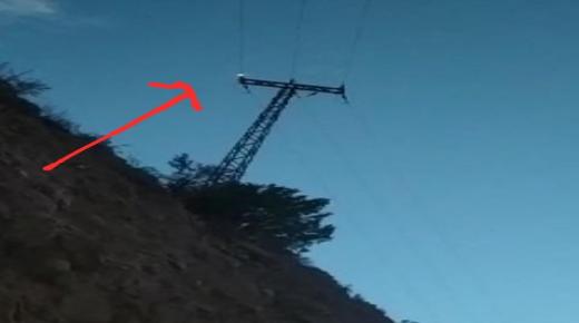 نيران مشتعلة بأحد الأعمدة الكهربائية بمنطقة تزارين تنالت أمام مرأى ومسمع السلطات المحلية والاقليمية