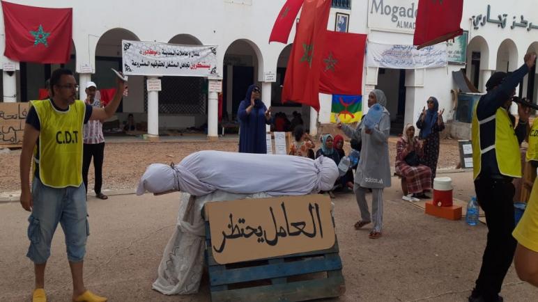 بعد نفاذ صبر عمال موكادور يلتجؤون لتنظيم وقفات احتجاجية عن طريقة وضع النعش للتنديد عن صمت المسؤولين