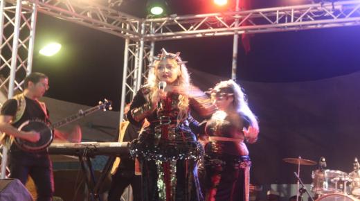 الفنانة “فاطمة تمنارت” تختتم “مهرجان ليقامت” ضواحي تزنيت بحضور جماهري غفير