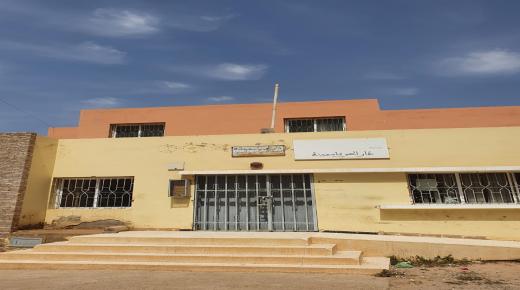 مؤسسات عمومية بايت ملول بدون أعلام وطنية