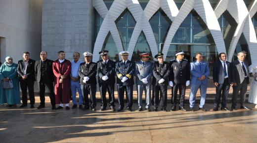 احتفاءا بالذكرى 67 لعيد الإستقلال المجيد عامل سيدي بنور يترأس مراسيم تحية العلم وتوزيع سيارات النقل المدرسي