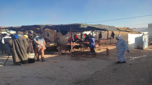 غياب شروط النظافة وتراكم الأزبال بالسوق الأسبوعي اربعاء اداوݣرض إقليم الصويرة