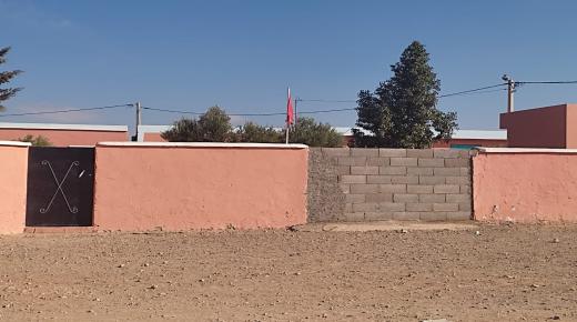 مدرسة ابتدائية المهد بجماعة لمزوضية باقليم شيشاوة بدون حارس منذ 3 سنوات والأباء والأمهات يطالبون بتدخل المسؤولين