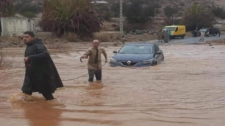 عنصر من القوات المساعدة ينقذ سائحين من الغرق في تافراوت