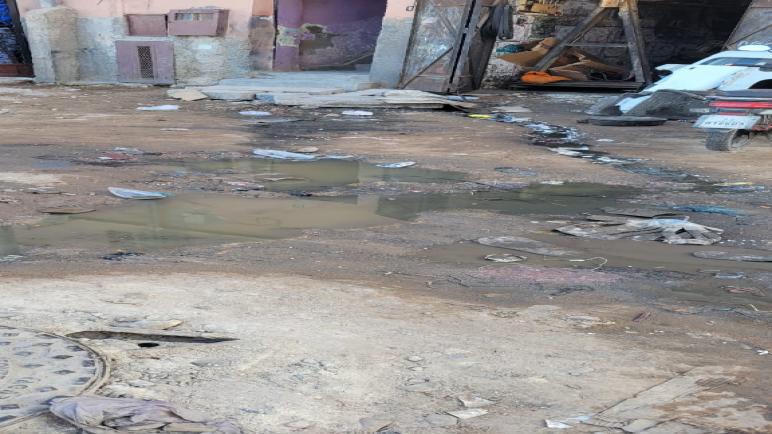 الدشيرة الجهادية :اختناق قناة الصرف الصحي يتسبب في تسرب مياه آسنة بحي اكي واكي والمسؤولين خارج التغطية