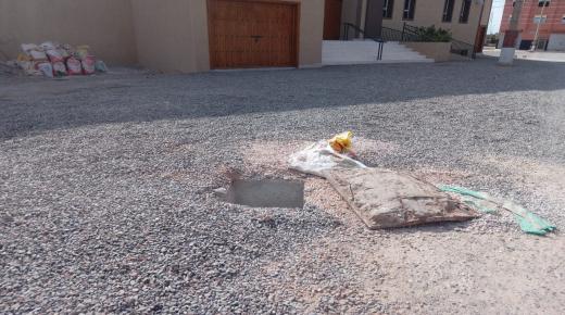 حفر وعمود كهربائي إسمنتي يهددون سلامة وصحة الأطفال أمام أحد المساجد بايت ملول أمام صمت السلطات الإقليمية