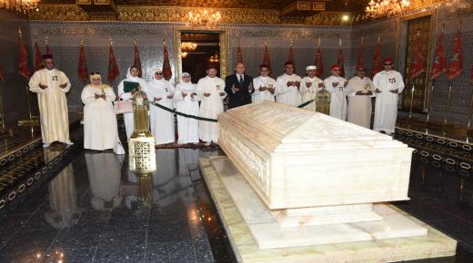 أعضاء الجمعية الوطنية لمتطوعي المسيرة الخضراء في زيارة لضريح محمد الخامس