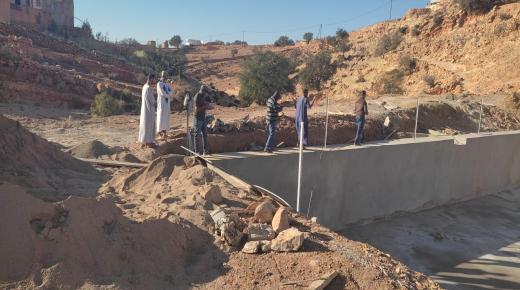 جمعية كومان أيت بيهي للتنمية القروية تكرم عددا من المساهمين في بناء حوض مائي لفائدة ساكنة دوار كوامان بجماعة إيموزار إداوتنان