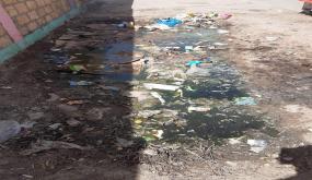 التلوت البيئي يقلق أباء وأولياء مدرسة عمر بن الخطاب الابتدائية بسطات