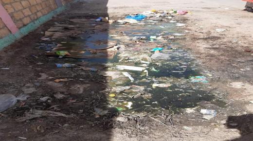 التلوت البيئي يقلق أباء وأولياء مدرسة عمر بن الخطاب الابتدائية بسطات