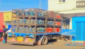 شاحنة محملة بقنينات الغاز تقتحم فندقاً بشارع محمد الخامس بعد فقدان السائق السيطرة على المقود بسيدي إفني