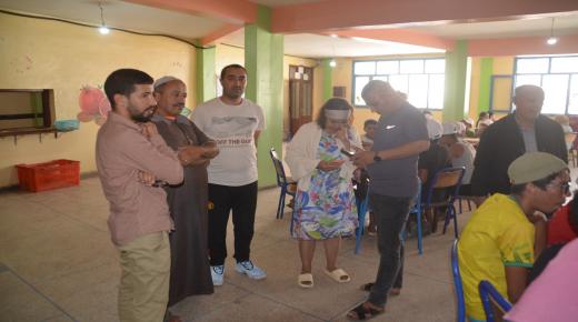 رئيس جماعة تافراوتن يتفقد أطفال ضحايا زلزال الحوز بمخيم أورير بأكادير