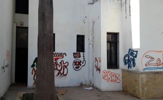 أيادي العبث تخرب واجهة دار الثقافة بعدما طالها النسيان والإهمال بالقصر الكبير