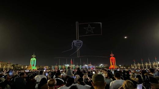 مدينة العيون تحتفل بالمسيرة الخضراء: لوحات ضوئية مذهلة من طائرات الدرون ترسم لوحة فخر واعتزاز