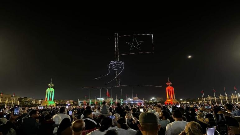 مدينة العيون تحتفل بالمسيرة الخضراء: لوحات ضوئية مذهلة من طائرات الدرون ترسم لوحة فخر واعتزاز