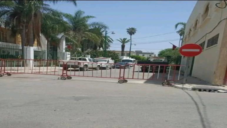 القصر الكبير: إغلاق شارع المسيرة الخضراء يثير استياء السكان