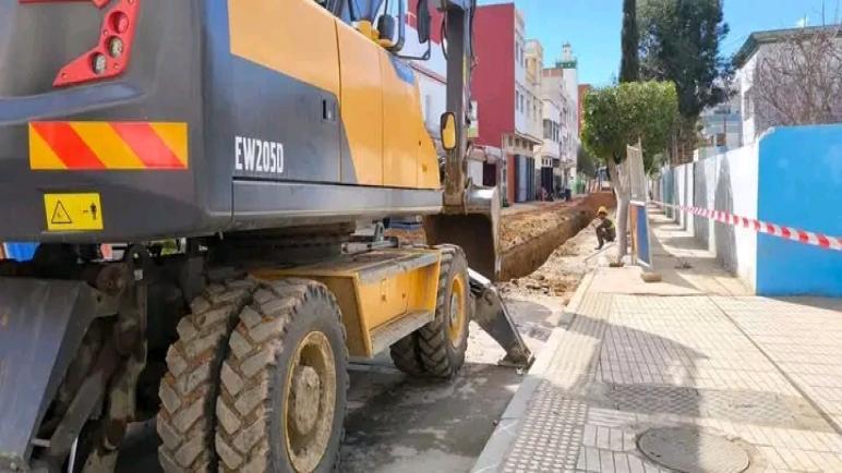 مواطنون يتفأجون بحفر شارع عمر بن الخطاب بمدينة القصر الكبير بعد تزفيته من جديد. من المسؤول؟