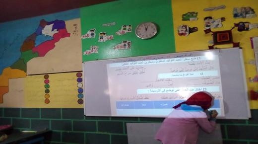 مدرس بمجموعة مدارس أولاد الحاج يبدع في تغيير نمط التدريس القديم بأسلوب مبتكر وجديد