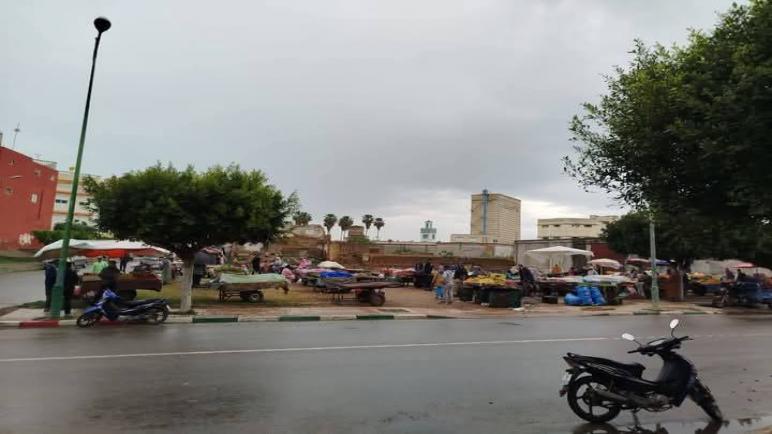القصر الكبير : السلطات تحرر الملك العام وتمنح الباعة الجائلين حلاً مؤقتاً
