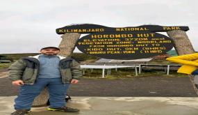 الدكتور ياسر الرفاعي يرفع العلم المغربي على أعلى قمة في افريقيا