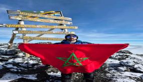 الدكتور ياسر الرفاعي يرفع العلم المغربي على أعلى قمة في افريقيا