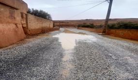 شكايات من ساكنة دواوير بجماعة إبضر بشأن اختلالات في طريق حديثة تعبيد الطرق