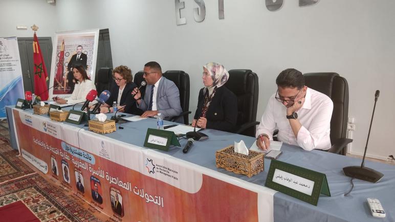 مدينة سيدي بنور تنطلق في هذه الأثناء أشغال مائدة مستديرة حول : ” التحولات المعاصرة للأسرة المغربية مقاربة اقتصادية واجتماعية “