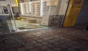 الدشيرة الجهادية :مختل عقلي يكسر زجاج محل بيع النظارات يعيد إلى الواجهة خطر اعتداءات المجانين