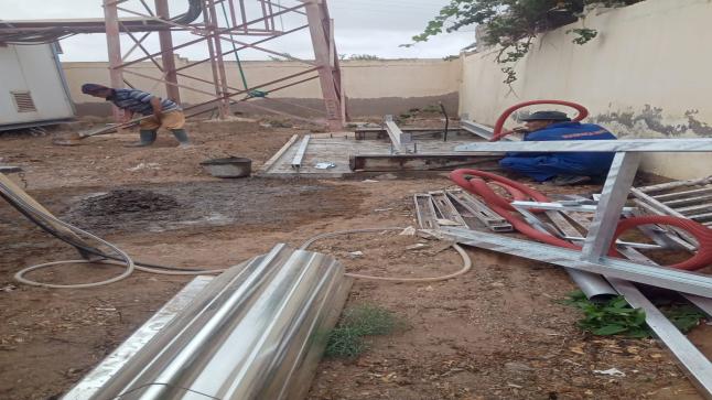 المزار.. فوضى بالمركز الصحي ومحاولة بناء قاعة للاقط الهوائي تثير الغضب