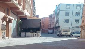 فوضى احتلال الملك العمومي بحي أكدال – أيت ملول… محل لإصلاح التجهيزات في قلب الرصيف!