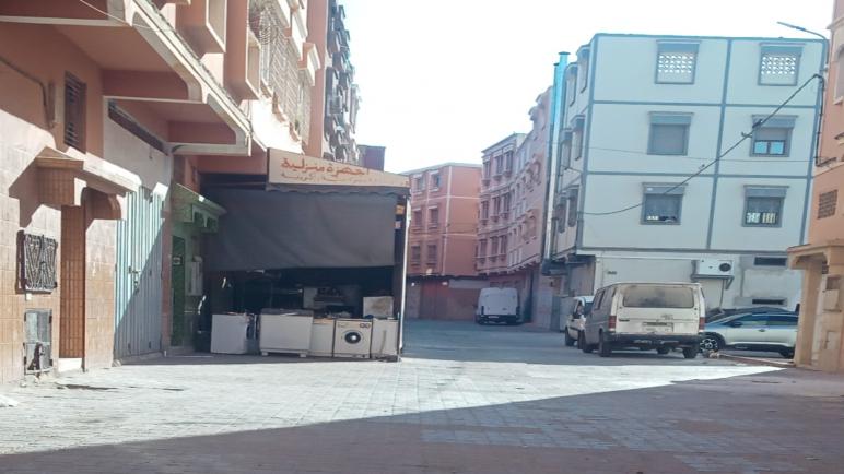 فوضى احتلال الملك العمومي بحي أكدال – أيت ملول… محل لإصلاح التجهيزات في قلب الرصيف!