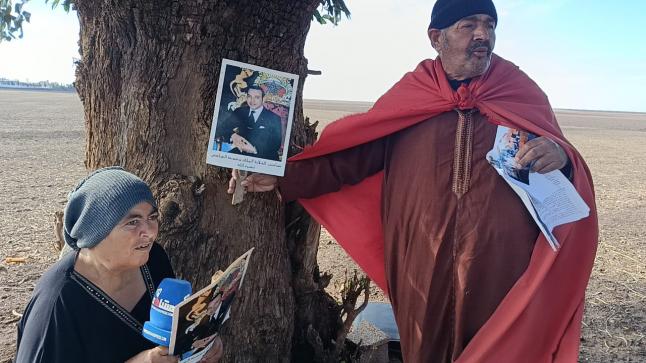 محمد الناصري يعيش هو وزوجته واخت زوجته في سكن غير لائق بعدما كان يشتغل بضيعة فلاحية تابعة لنفس الجماعة كان وقتها يسكن بمنزل تابع للضيعة التي يشتغل فيها لمدة أربعين سنة تم طرده بدون تعويضات