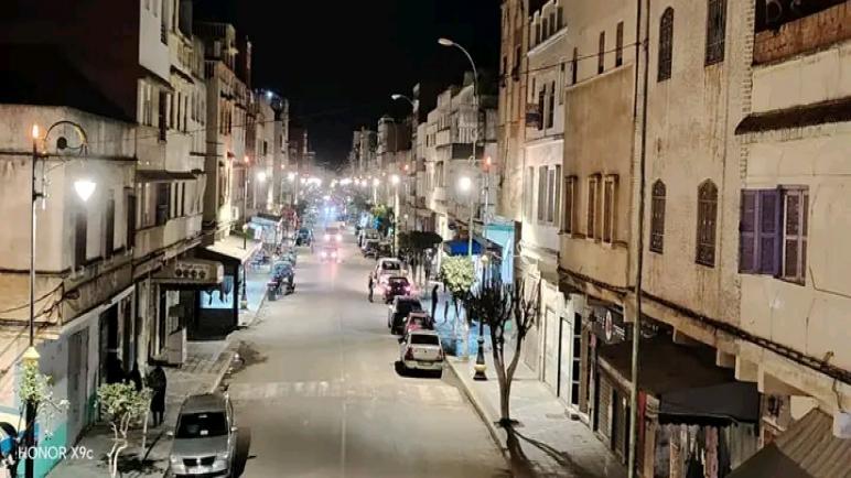 القصر الكبير : شارع عبد المالك السعدي (دوار العسكر) يكتسي حلة جديدة بعد تطوير الإضاءة، والمطالبة بتعميم الإصلاحات على المدينة بأكملها
