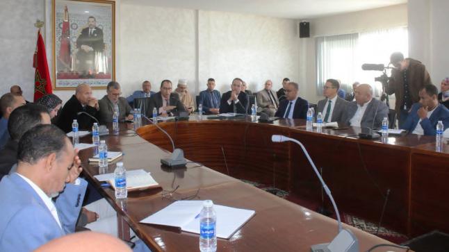 القصر الكبير يتجه نحو هوية بصرية جديدة… اجتماع موسّع يناقش مشروع توحيد الإشهار التجاري