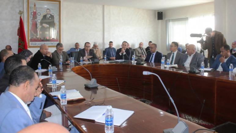 القصر الكبير يتجه نحو هوية بصرية جديدة… اجتماع موسّع يناقش مشروع توحيد الإشهار التجاري