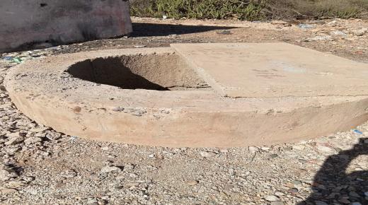 تمرسيط البئر خلف مدرسة المناهل أصبح رمزاً لفشل التدبير… وسيظل كذلك ما دام المسؤولون يختارون الصمت بدل التحرك.