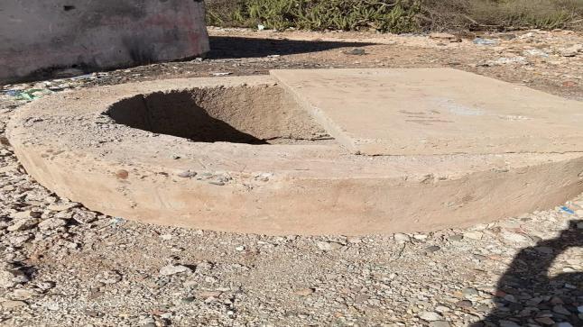 تمرسيط البئر خلف مدرسة المناهل أصبح رمزاً لفشل التدبير… وسيظل كذلك ما دام المسؤولون يختارون الصمت بدل التحرك.