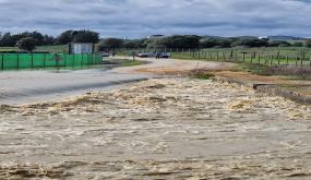 الدرك الملكي بالقصر الكبير يتدخل لتأمين المواطنين بعد فيضان قنطرة سيدي سلامة