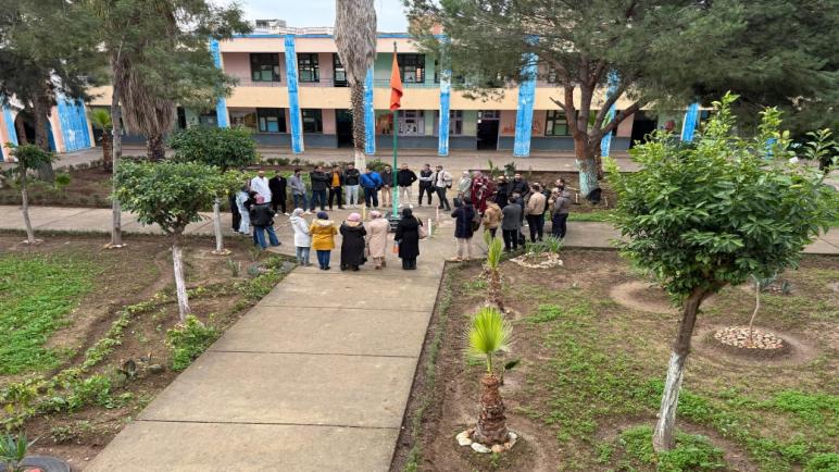 أساتذة ثانوية أحمد الراشدي التأهيلية يخوضون وقفة احتجاجية تنديدا بالعنف المدرسي