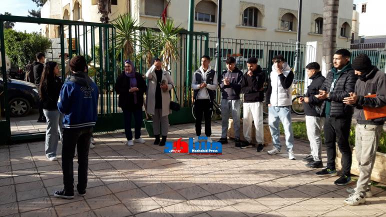 طلبة القصر الكبير يحتجون أمام مقر الجماعة بسبب غياب حافلات النقل الجامعي