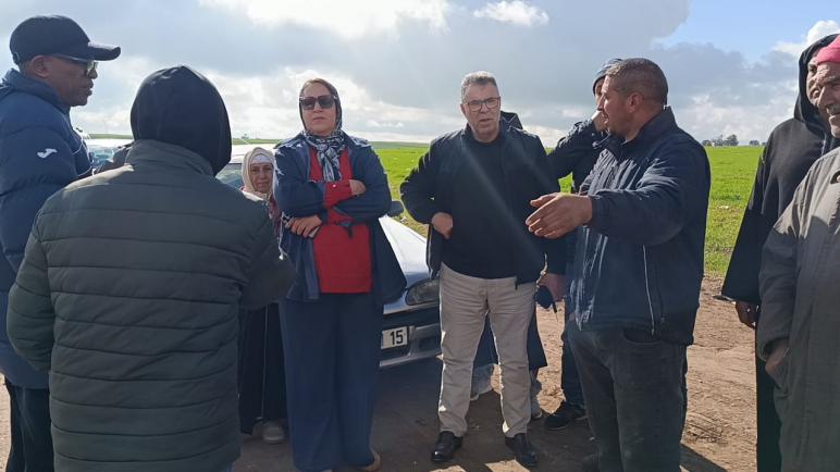 رئيسة جماعة سطات تتدخل ميدانياً لرفع الضرر عن الفلاحين المتضررين من مطرح النفايات